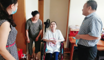 院领导慰问患病困难职工