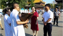市卫计委领导慰问我院参加庆祝中国首届医师节义诊宣传活动的医务人员