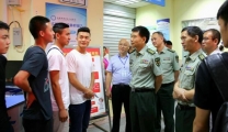 成都警备区司令员李元祥在我院视察全区大学生征兵体检工作