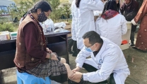 溫江區人民醫院援藏隊員在色達開展“服務百姓健康行動”巡回義診活動