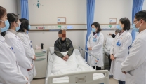 狂炫野生菌，温江女子看见“小人”空中飘，还能对话