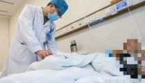 南非小伙急诊入院，出院时他写下：They made me feel like home and like family