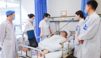 她冲进火场救人，医护陪她“重生”，每天盼查房的烧伤阿姨出院了