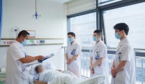遇上“镜面人”：医生“反向操作”摘肿瘤，每一步都像“左手写字”