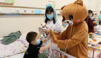 医护变身“卡通人物”  为患儿过“六·一”