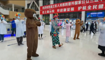 院团委开展“小丑医生”进病房活动