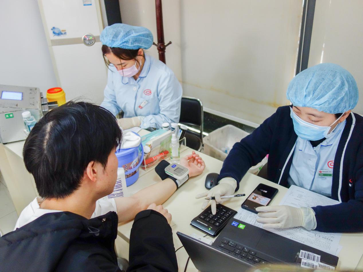 我院开展2023年公务人员冬季无偿献血主题宣传活动 1