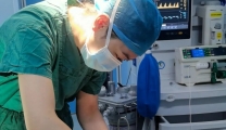 为了“面目全非”的藏族小女孩，6年，传递出爱心援助的第二棒