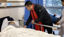 院党委除夕慰问在岗职工和住院患者