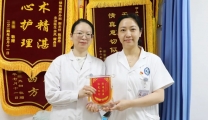 2岁宝宝双手卷入跑步机....60天后，他们抬着“最重锦旗”来了
